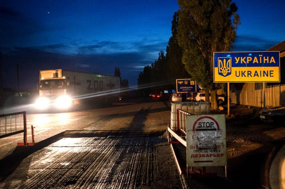 Ein Lastwagen mit 'Fracht 200' mit Leichen von gefallenen russischen 'Freiwilligen' beim Passieren der Grenze nach Russland. Foto: Maria Turchenkova/Echo Photo Agency 