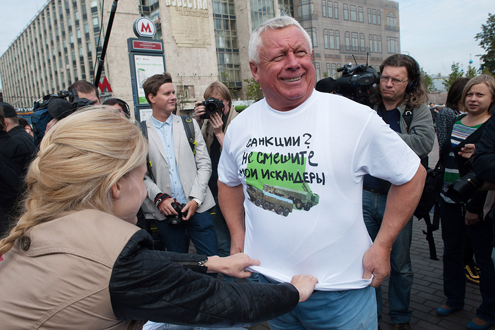 Nuclear T-shirt campaign in Moscow