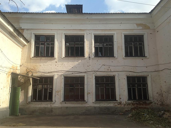 Zerschossenes Gebäude in Donezk