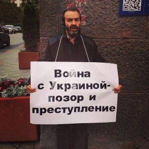 Russian commentator Viktor Shenderovich with the sign saying "The War with Ukraine Is Shame and Crime." (Photo: Radik Vildanov @radikvildanov)