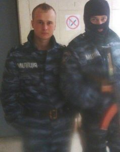 Nikolai (links) in einer ukrainischen Polizeiuniform. Foto von der Vkontakte-Seite seines Vaters. Mai 2014