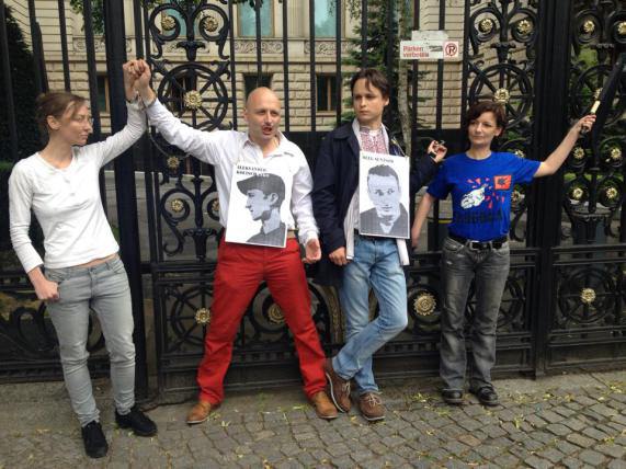 Aktivisten fordern die Freilassung von Senzow und Koltschenko vor der Russischen Botschaft in Berlin