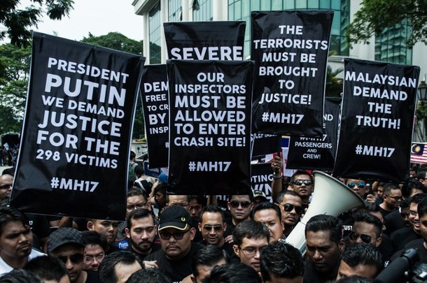 Malaysians hold up banners during a rally outside the Russian embassy in Kuala Lumpur on July 22, 2014. © AFP