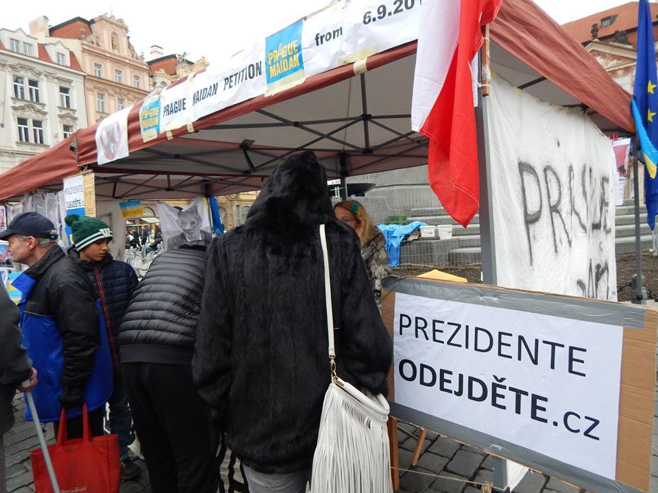 Prague Maidan gathers signatures to the petition to make Zeman resign