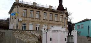 The Mejlis building with Crimean Tatar and Ukrainian flags waving. 