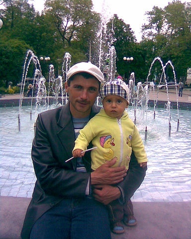 Reshat Ametov with his son, 2010. Photo: Reshat Ametov / Odnoklassniki (via gordon,com.ua)