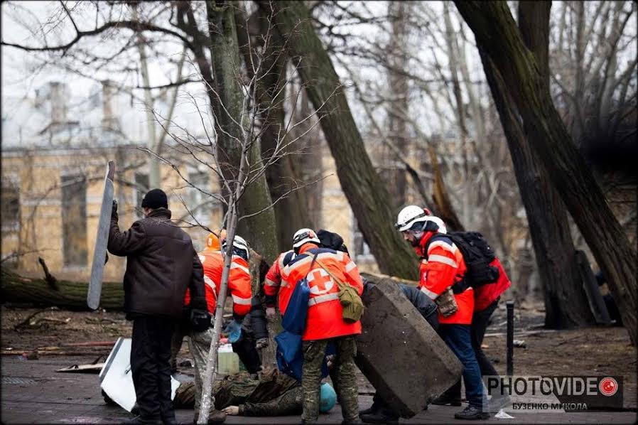 February 20, 2014, Instytutska Street, Kyiv, Ukraine. Roman (first to the right) and his volunteer team approach the already dead Ustym Golodnyuk.