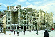 A street of the ruined capital Grozny right after the First Russian-Chechen War (Image: wikipedia.org)