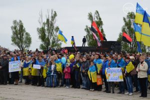 A rally in Mariupol to stop demilitarization (withdrawal of troops) of the village of Shyrokyne, the city's final line of defense against Russian forces taking their city (Image: 0629.com.ua)