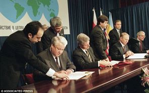 Boris Yeltsin (Russia), Bill Clinton (USA), Leonid Kuchma (Ukraine), John Major (UK) sign the Budapest Memorandum with security assurances against threats or use of force against the territorial integrity or political independence of Ukraine, Belarus and Kazakhstan. 