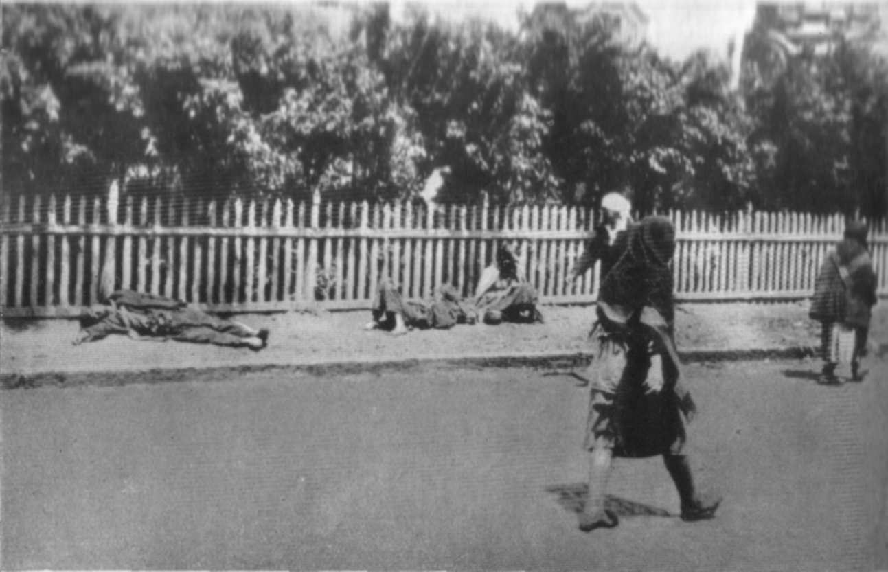 The man-made famine's victims lying dead on the streas of Kharkiv. Photo: Ewald Ammende, 1933