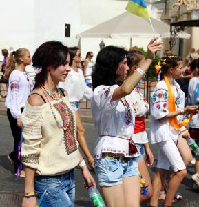 Beautiful Kyiv girls in vyshyvankas. (Image: Etno-vyshyvanka)