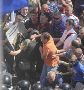 Oleh Tyahnybok, the leader of the nationalist "Svoboda" party, participating in the attack on Ukrainian National Guardsmen protecting the Verkhovna Rada on August 31, 2015 (Image: censor.net.ua)