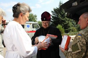 Bishop Serhiy (Horobtsov) and volunteers