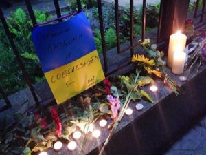 Ukrainians left flowers and candles at the Russian embassy to express their sympathy on the fatal crash of the Russian passenger plane in Egypt. October 2015 (Image: social media)