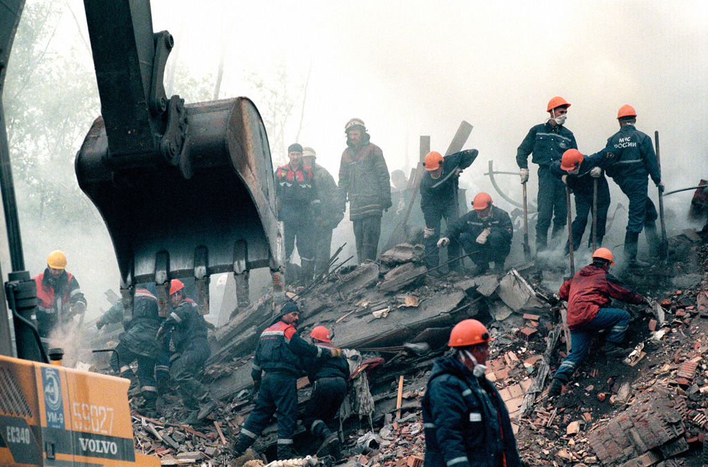 Rescuers digging for survivors after bombing of an apartment building on Kashira Road in Moscow, Russia, 13 September 1999. This and other similar terror acts in Russia were used by Putin to start another war in Chechnya. According to former FSB officer Alexander Litvinenko murdered by his former FSB colleagues in London and other experts, the FSB conducted the bombings on Putin's orders to boost his election chances. (Image: Wikipedia)