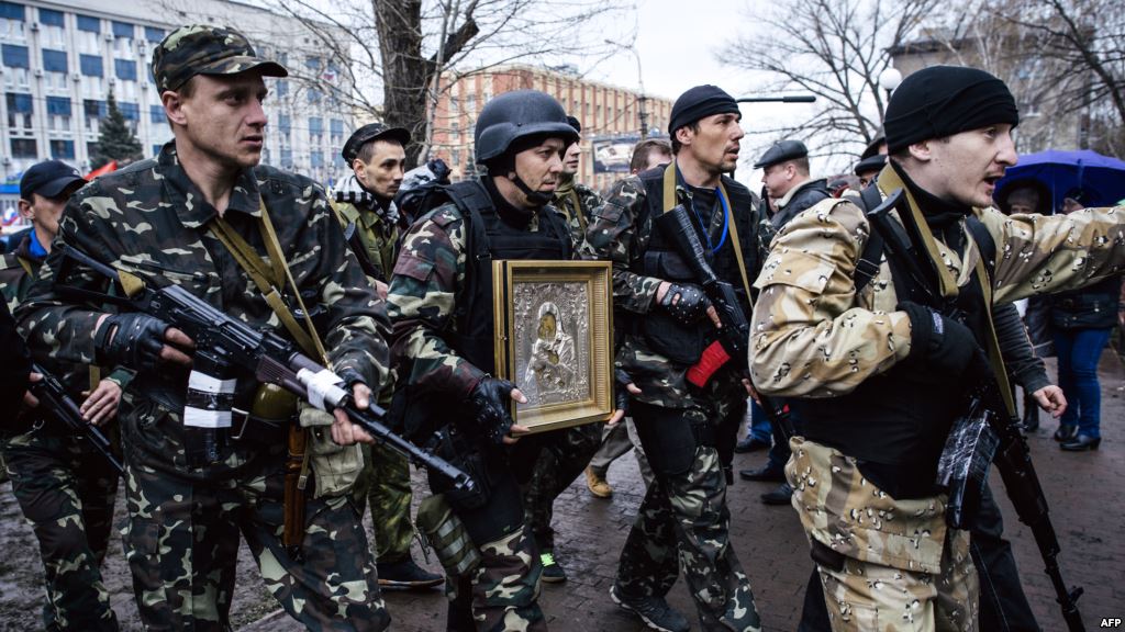 Lugansk separatists holding an Orthodox icon by the taken over SBU building, April 14th, 2014. Photo: AFP
