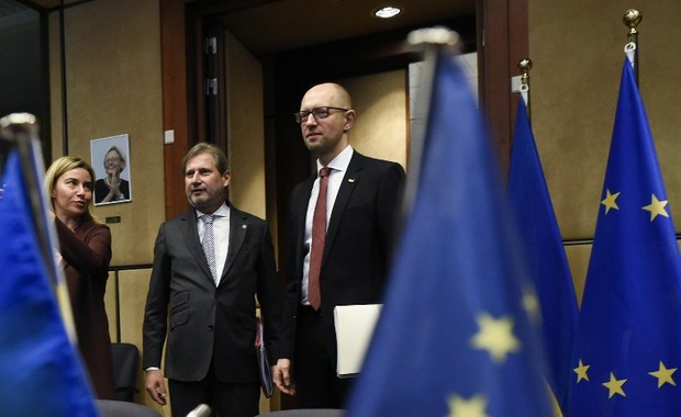 EU Commissioner of European Neighbourhood Policy and Enlargement Negotiations Johannes Hahn, Ukraine's Prime minister Arseniy Yatsenyuk, and High Representative of the Union for Foreign Affairs and Security Policy and Vice-President of the Commission Federica Mogherini in Brussels on December 7, 2015. /Photo: AFP