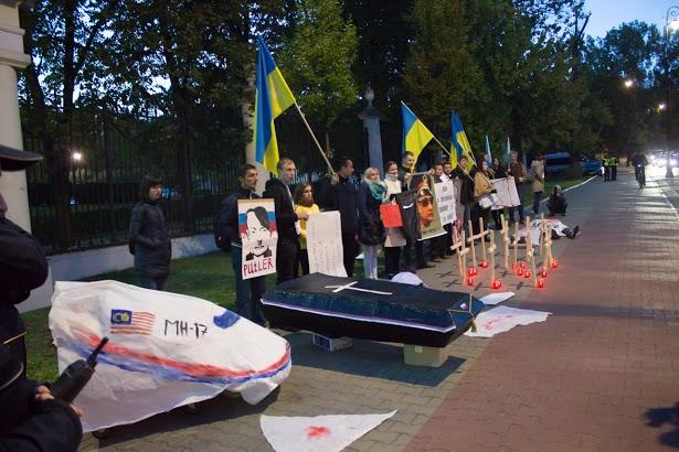 Protest in front of the Russian Embassy in Warsaw, October 2015. Photo by Euromaidan Warszawa