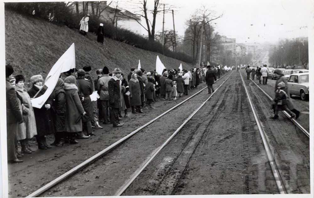 A human chain connects Ukraine's capital, Kyiv, and its Western city of Lviv on 22 January 1990