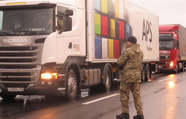 Russian_Trucks_Blockade1_Mukachevo.net