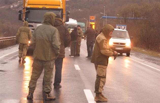 Russian_Trucks_Blockade2_Mukachevo.net