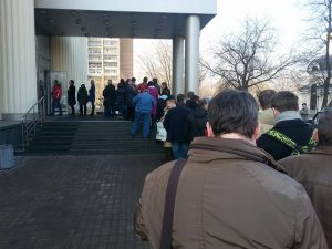 dadin-crowd-outside-court