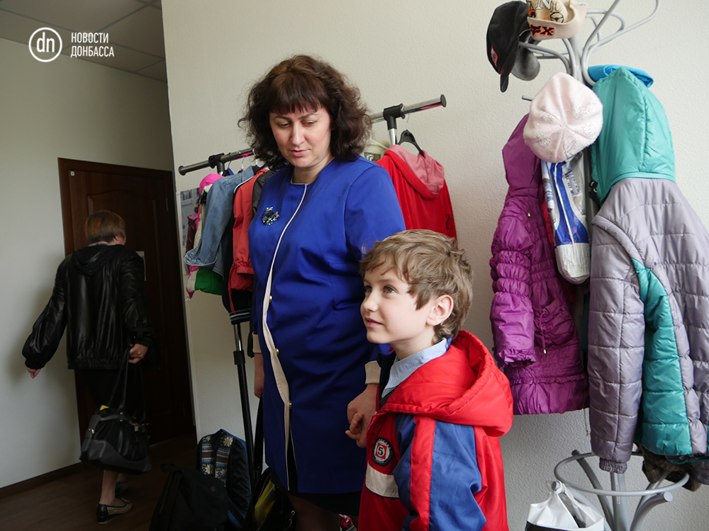 Anzhelika, a mother of four and an IDP from Maryinka, brings her youngest to the Center. Photo from: http://novosti.dn.ua/