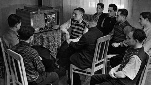 Watching first TV broadcasts in the USSR (Image: kommersant.ru)