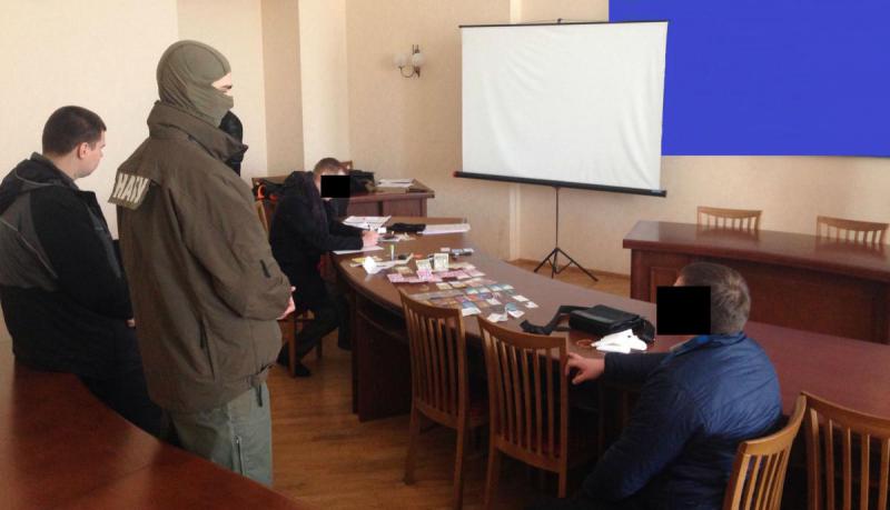 Ukraine's National Anticorruption Bureau in action, catching an official who tried to bribe on February 2016. Photo: nabu.gov.ua
