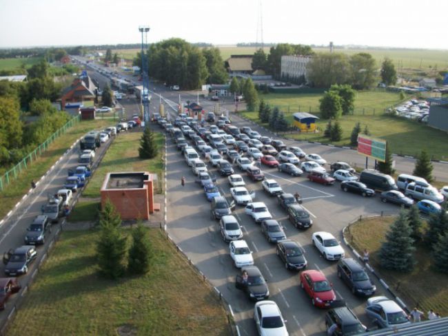 Cars in a queue on a Ukraine-Poland border, May 2016. Photo from: http://bug.org.ua/