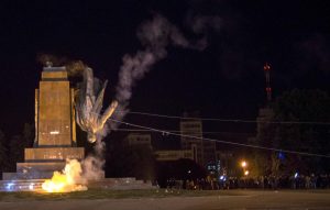 Lenin's statue torn down in the central square of Kharkiv, Ukraine, on September 28, 2014. (Image: AP/Igor Chekachkov)