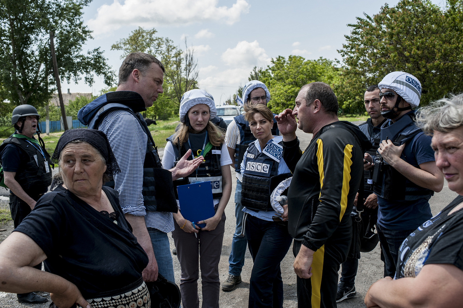 The OSCE mission during patroling in Pavlopil. Photo: OSCE SMM Flickr
