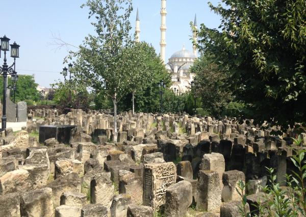 A cemetery in the center of Grozny, Chechnya (Image: Sergey Dmitriev / RFI)