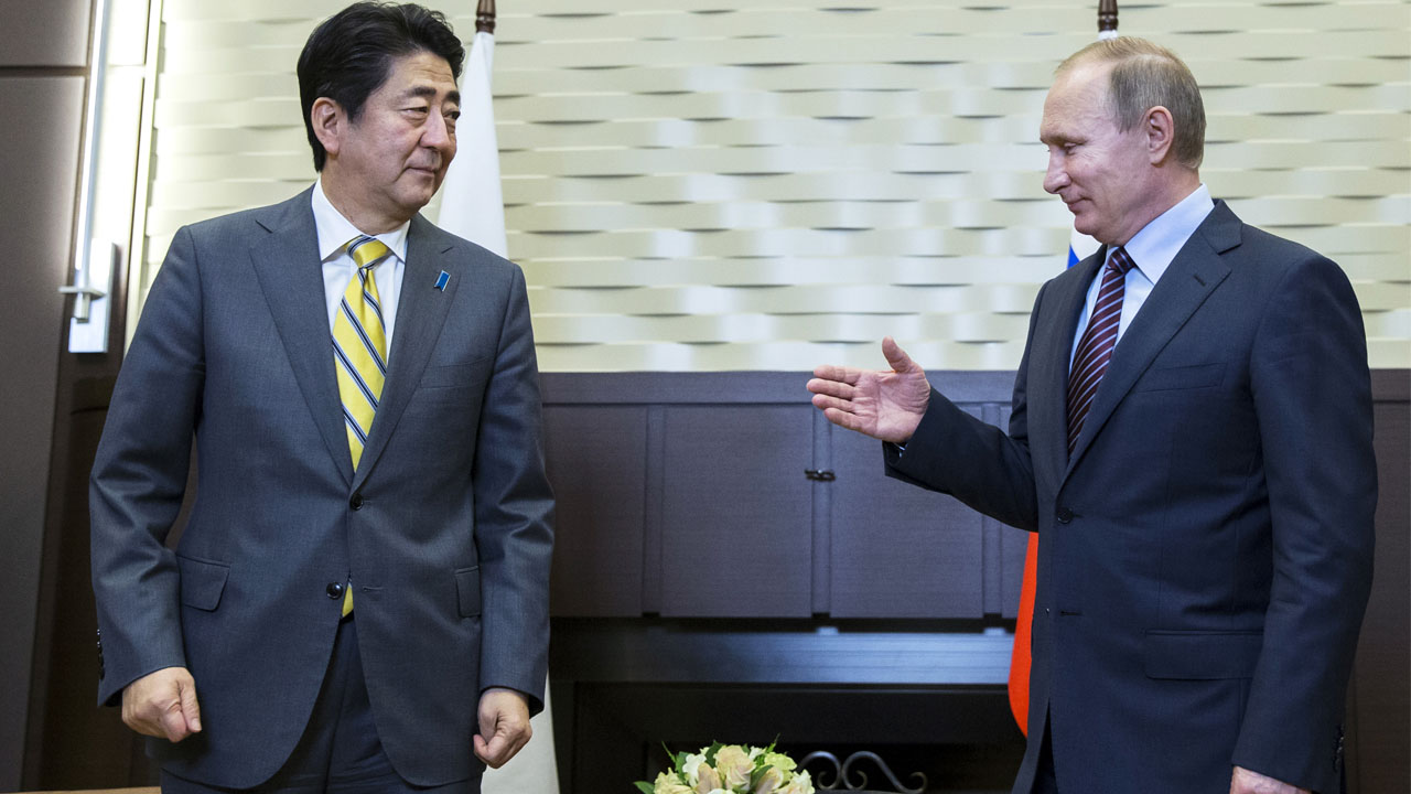 Putin with Japanese Prime Minister Shinzo Abe in Sochi, Russia on May 6, 2016. (Image: AFP)