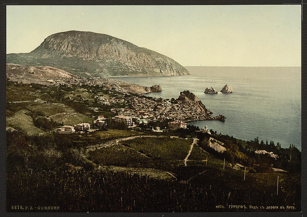 A view of the town of Gurzuf from the road to Yalta in Crimea, Ukraine circa 1890-1900. Image: Detroit Publishing Company via the Library of Congress