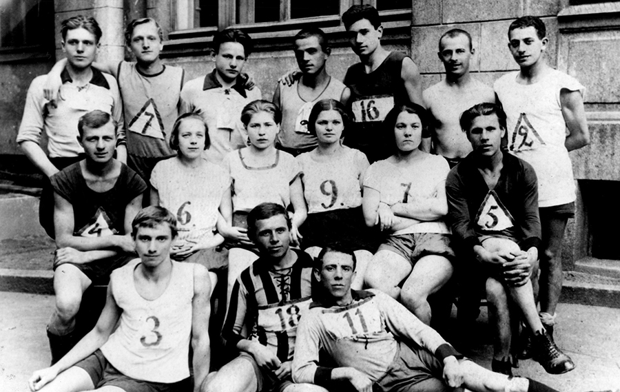 Leningrad team of death and dumb athletes in 1932, four of which were executed by shooting in 1937 and many sent to GULAG (Image: spbvog.ru)