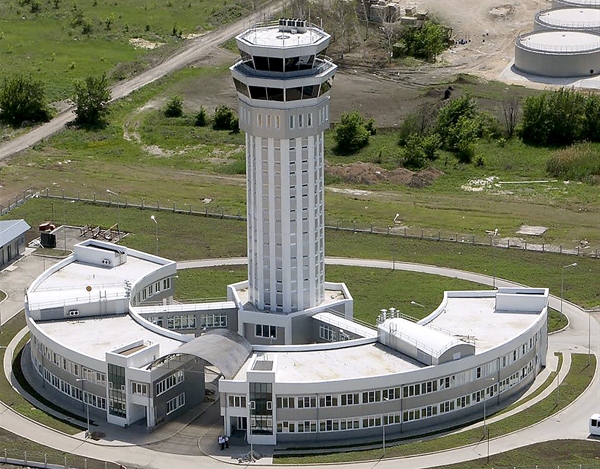 A May 2012 photo shows the control tower of the airport in Donetsk, 52 m, the highest in Ukraine. Photo: facty.ua