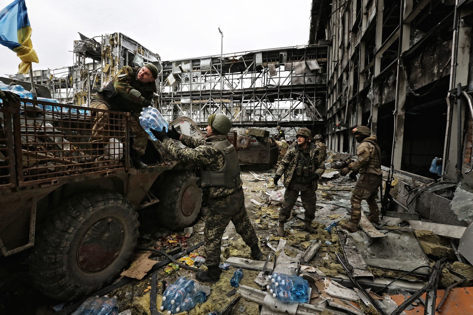 Ukrainian military unloading provisions near the new terminal. Photo: Sergey Loiko