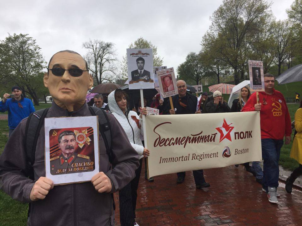 A man dressed as Putin carries portrait of Stalin at the "Immortal Regiment" procession in Boston, USA. Photo: Arts against Aggression