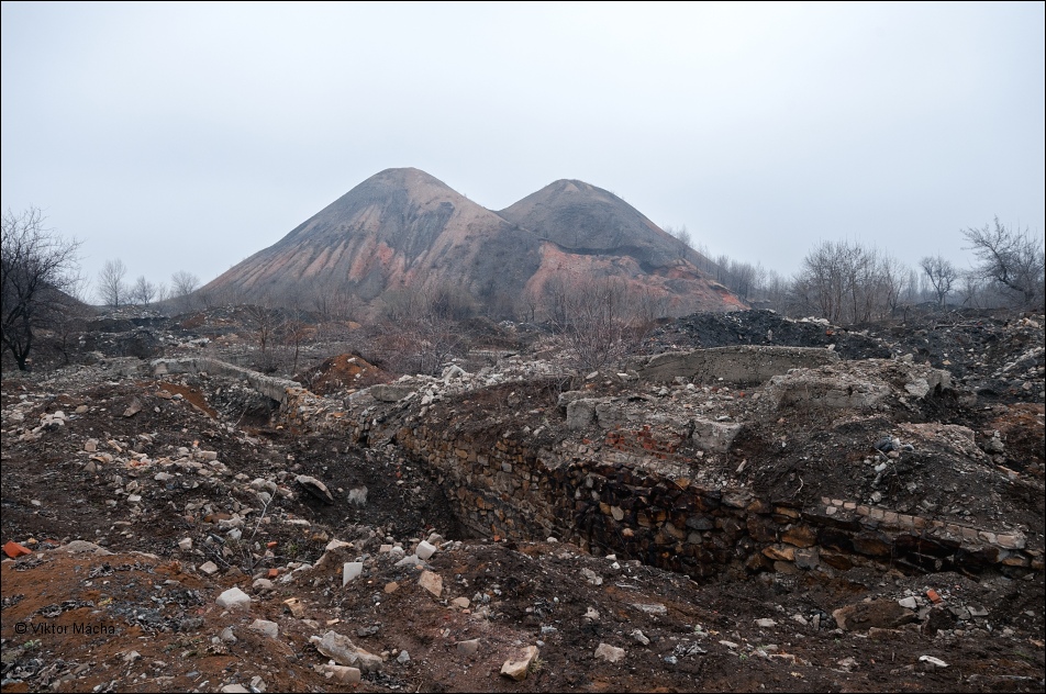 A mining waste dump in the Russia-occupied town of Horlivka near the frontline in the Donbas, Ukraine (Image: Viktor Mácha / viktormacha.com)