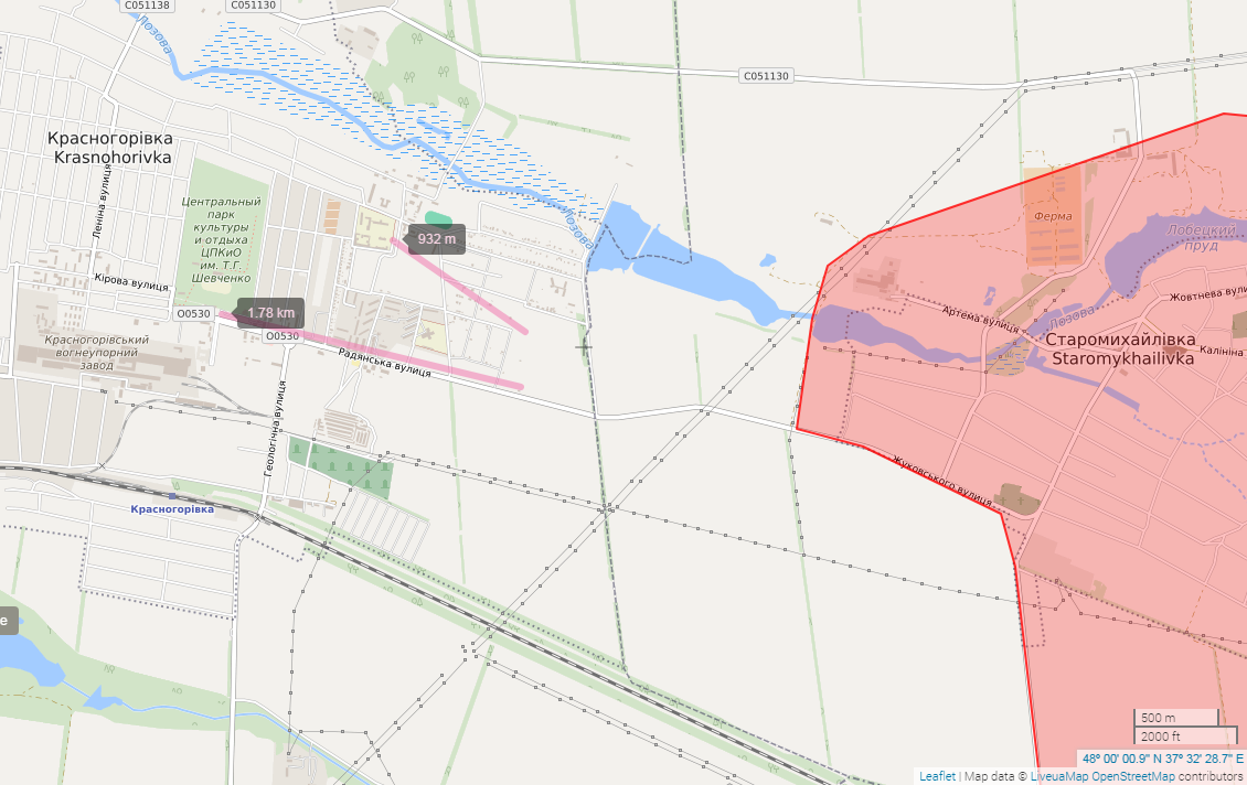 Too far for occasional mishits. The map shows southwest Donetsk outskirts in pink and Krasnohorivka, distances from the hospital and school to the nearest positions of Ukrainian Armed Forces are marked. Map: LiveUaMap