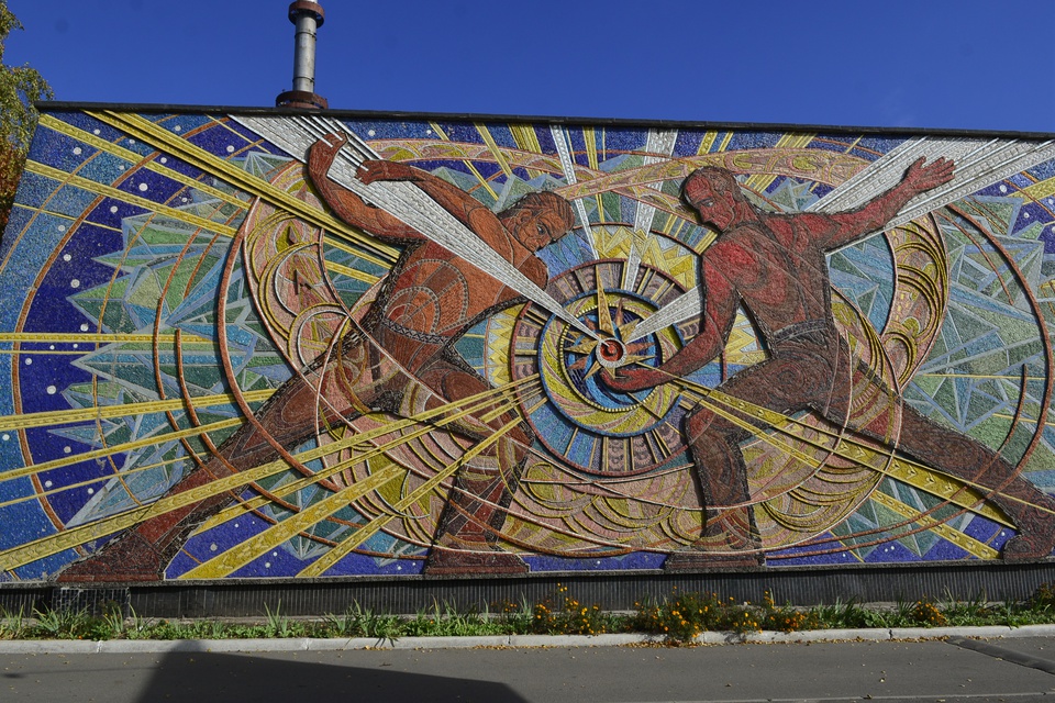 "Blacksmiths of modernity." A mosaic on the walls of the Institute of nuclear research, Kyiv. Photo: Dmytro Serhiyiv, sovietmosaicsinukraine.org