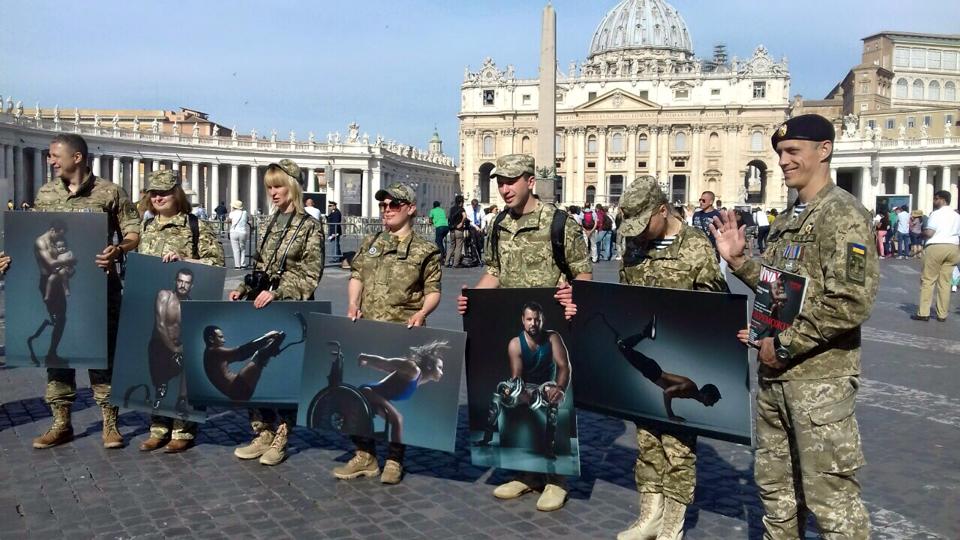 Ukrainian servicemen on a visit to Vatican hold photographs from the social project "The Victors." Photo: fb.com/thevictors2017