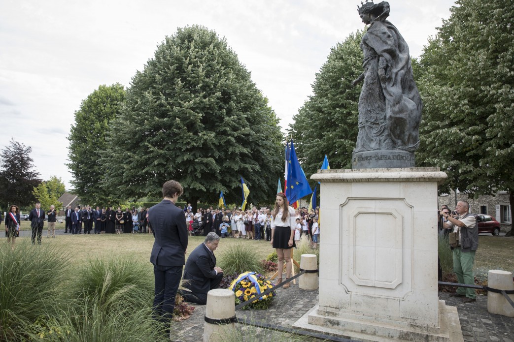 Ukrainian leader has honored Queen Anna during his visit to France on 26 June 2017. Photo: president.gov.ua