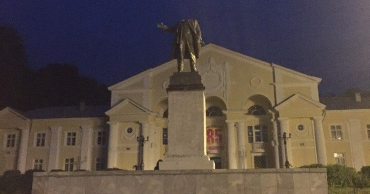 A statue of Lenin was beheaded in Pervouralsk, Russia. July 2017 (Image: social media)