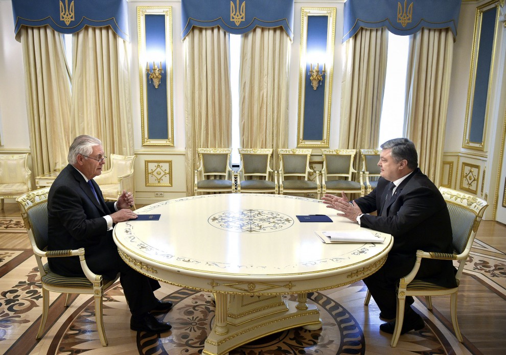 Rex Tillerson (left) and Petro Poroshenko (right) meet in Kyiv. Photo: president.gov.ua