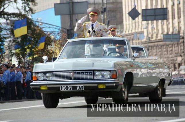 24 August 2014, then Minister of Defence Valeriy Heletey at the military parade devoted to Ukraine's Independence. That time he ignored the messages coming from Ilovaisk on Russia's intervention Photo: Ukrayinska Pravda