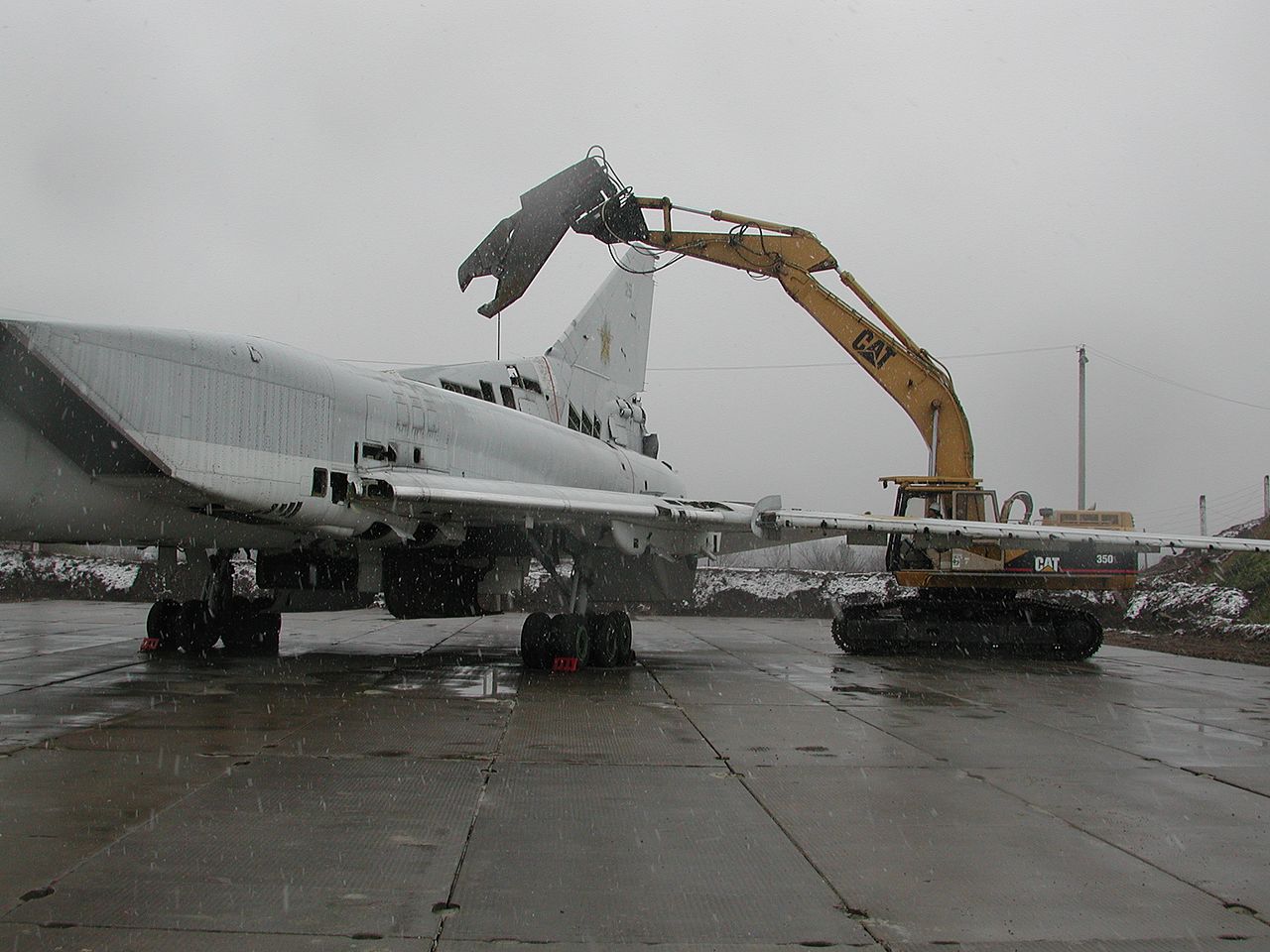 The destruction of a Tu-22M3 with the help of the equipment of the US company Raytheon Technical Service on an aviation base in Poltava, 2002. Photo: Wikipedia