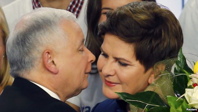 The leader of Poland's main opposition party Law and Justice (PiS) Jaroslaw Kaczynski kisses the candidate for prime minister Beata Szydlo after the exit poll results are announced in Warsaw, Poland October 25, 2015. Poland's conservative opposition Law and Justice (PiS) party was ahead of the ruling Civic Platform (PO) as voting ended in Sunday's parliamentary election, an exit poll by IPSOS showed. REUTERS/Pawel Kopczynski TPX IMAGES OF THE DAY